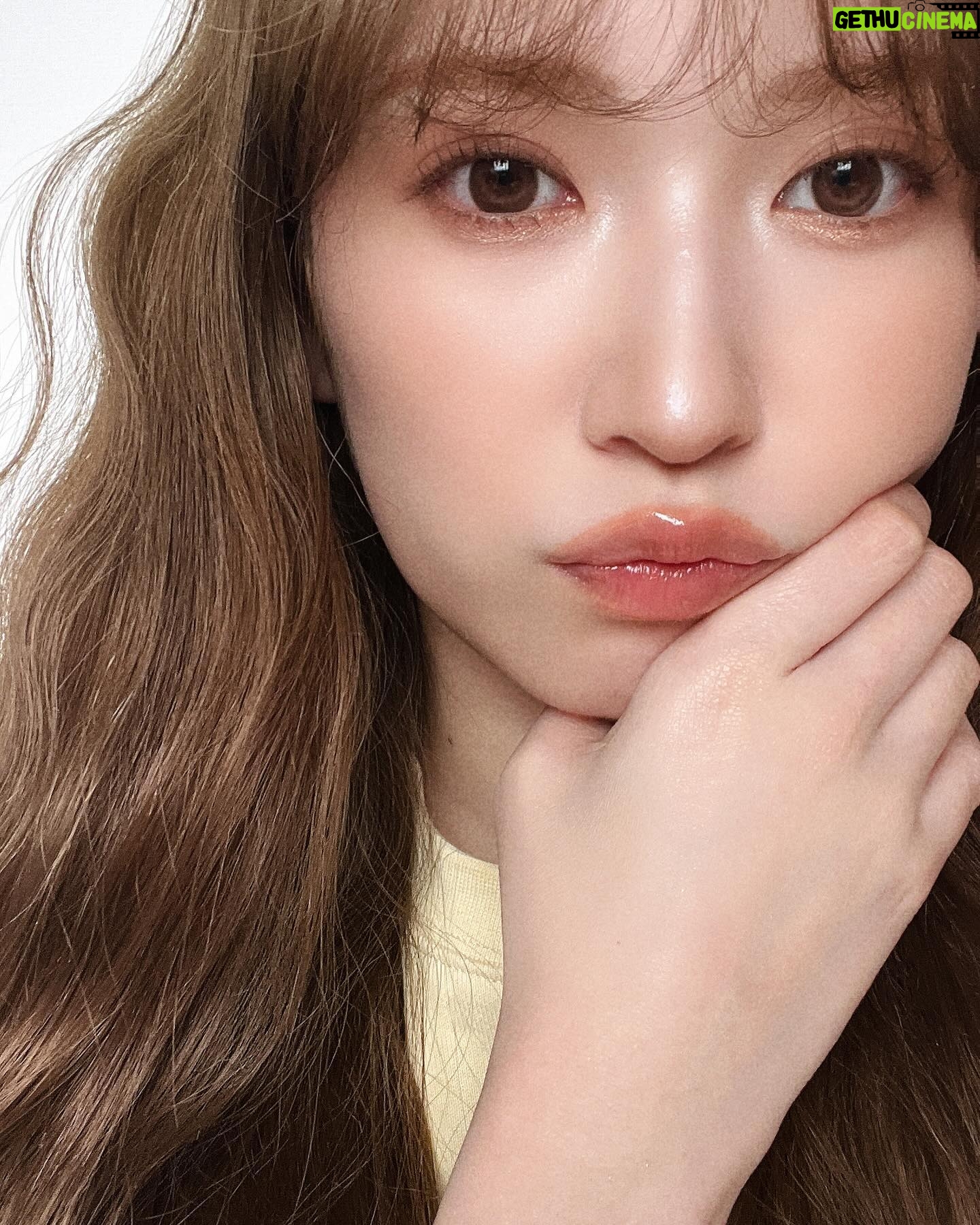 Yoshida Akari Instagram - 髪の毛ブリーチしてミルクティー系にしました🤍🤍 ケア大変やけど腰まで伸ばしたら明るくするって決めてたの〜💛💛 どうかな?🤍