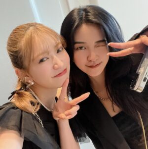 Yoshida Akari Instagram - 先日、大好きなお姉さまの結婚式に🤍🤍
もう5年以上かな？通い続けてる
眉毛サロン @emaymie_official の
オーナー様 @mami_saisu さんの結婚式でした💒
.
私の眉毛はまみさんいないと
もう無理だし、ご飯連れってもらったり
私と @helloimmii のうるさいコンビに
優しくしてくれる大好きなお姉ちゃんです🩷☺️
.
私の結婚、ミィの誕生日、まみさんの結婚式と
ハッピーガール集合の日でした😍
.
改めておめでとうございます🍾
本当に綺麗でした🥹🩷
旦那様もとっても素敵な方で憧れの夫婦です🩷
末長くお幸せに❤️
.
お呼ばれコーデは
@snidel_official に🖤
@anchelion のアクセたくさんつけたよ🤍
新作のイヤカフ可愛い🩷