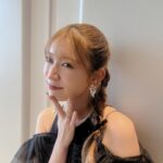 Yoshida Akari Instagram - 先日、大好きなお姉さまの結婚式に🤍🤍 もう5年以上かな？通い続けてる 眉毛サロン @emaymie_official の オーナー様 @mami_saisu さんの結婚式でした💒 . 私の眉毛はまみさんいないと もう無理だし、ご飯連れってもらったり 私と @helloimmii のうるさいコンビに 優しくしてくれる大好きなお姉ちゃんです🩷☺️ . 私の結婚、ミィの誕生日、まみさんの結婚式と ハッピーガール集合の日でした😍 . 改めておめでとうございます🍾 本当に綺麗でした🥹🩷 旦那様もとっても素敵な方で憧れの夫婦です🩷 末長くお幸せに❤️ . お呼ばれコーデは @snidel_official に🖤 @anchelion のアクセたくさんつけたよ🤍 新作のイヤカフ可愛い🩷