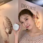 Yoshida Akari Instagram - これまで数々のベストコスメを受賞＆殿堂入りしてる 私も愛用中の 「コスメデコルテのフェイスパウダー」が新宿伊勢丹で たくさん試せるので行ってきたよ❤️ シルクのように、しっとりなめらかなタッチでふわりと溶けこむ、肌どけのよさとフィット感。 そして光のヴェールを まとわせたような 透明感のある仕上がりが大好き🤍🤍🤍 うるおいのあるツヤから透明感あふれるマットまで どんな肌トーンにもなじむ「5つの質感・9種」もあって 自分に合ったタイプが必ず見つかるはず🩷 私のお気に入りは101と01です🥰 新しく進化した『コスメデコルテ ルースパウダー』 みんなはどのタイプが好きですか？😊 🩷イセタン メイクアップ パーティ 2024🩷 📍伊勢丹新宿店 本館6階 催物場 3/17（sun）～3/24（sun） このイベントでは、 ルースパウダーご購入で 私の大好きなベース＆ルースパウダーのミニサイズがもらえます💖 このサイズ嬉しくない？❤️ 持ち歩き用にめっちゃ便利！ みんなもいって見てね！ #PR #DECORTE #コスメデコルテ #フェイスパウダー #イセタンメイクアップパーティー