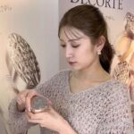 Yoshida Akari Instagram - これまで数々のベストコスメを受賞＆殿堂入りしてる 私も愛用中の 「コスメデコルテのフェイスパウダー」が新宿伊勢丹で たくさん試せるので行ってきたよ❤️ シルクのように、しっとりなめらかなタッチでふわりと溶けこむ、肌どけのよさとフィット感。 そして光のヴェールを まとわせたような 透明感のある仕上がりが大好き🤍🤍🤍 うるおいのあるツヤから透明感あふれるマットまで どんな肌トーンにもなじむ「5つの質感・9種」もあって 自分に合ったタイプが必ず見つかるはず🩷 私のお気に入りは101と01です🥰 新しく進化した『コスメデコルテ ルースパウダー』 みんなはどのタイプが好きですか？😊 🩷イセタン メイクアップ パーティ 2024🩷 📍伊勢丹新宿店 本館6階 催物場 3/17（sun）～3/24（sun） このイベントでは、 ルースパウダーご購入で 私の大好きなベース＆ルースパウダーのミニサイズがもらえます💖 このサイズ嬉しくない？❤️ 持ち歩き用にめっちゃ便利！ みんなもいって見てね！ #PR #DECORTE #コスメデコルテ #フェイスパウダー #イセタンメイクアップパーティー