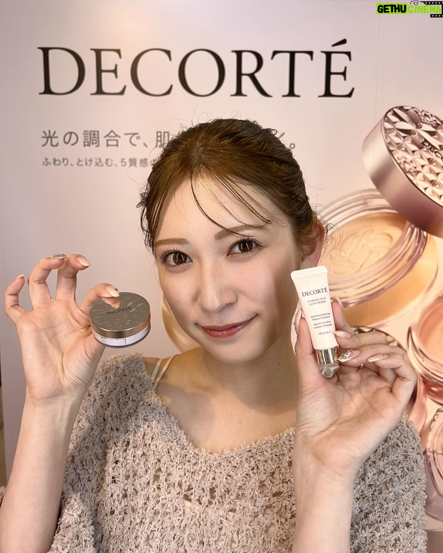 Yoshida Akari Instagram - これまで数々のベストコスメを受賞&殿堂入りしてる 私も愛用中の 「コスメデコルテのフェイスパウダー」が新宿伊勢丹で たくさん試せるので行ってきたよ❤️ シルクのように、しっとりなめらかなタッチでふわりと溶けこむ、肌どけのよさとフィット感。 そして光のヴェールを まとわせたような 透明感のある仕上がりが大好き🤍🤍🤍 うるおいのあるツヤから透明感あふれるマットまで どんな肌トーンにもなじむ「5つの質感・9種」もあって 自分に合ったタイプが必ず見つかるはず🩷 私のお気に入りは101と01です🥰 新しく進化した『コスメデコルテ ルースパウダー』 みんなはどのタイプが好きですか?😊 🩷イセタン メイクアップ パーティ 2024🩷 📍伊勢丹新宿店 本館6階 催物場 3/17(sun)~3/24(sun) このイベントでは、 ルースパウダーご購入で 私の大好きなベース&ルースパウダーのミニサイズがもらえます💖 このサイズ嬉しくない?❤️ 持ち歩き用にめっちゃ便利! みんなもいって見てね! #PR #DECORTE #コスメデコルテ #フェイスパウダー #イセタンメイクアップパーティー