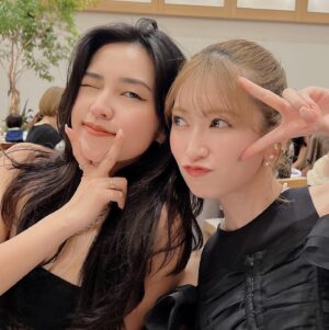 Yoshida Akari Instagram - 先日、大好きなお姉さまの結婚式に🤍🤍
もう5年以上かな？通い続けてる
眉毛サロン @emaymie_official の
オーナー様 @mami_saisu さんの結婚式でした💒
.
私の眉毛はまみさんいないと
もう無理だし、ご飯連れってもらったり
私と @helloimmii のうるさいコンビに
優しくしてくれる大好きなお姉ちゃんです🩷☺️
.
私の結婚、ミィの誕生日、まみさんの結婚式と
ハッピーガール集合の日でした😍
.
改めておめでとうございます🍾
本当に綺麗でした🥹🩷
旦那様もとっても素敵な方で憧れの夫婦です🩷
末長くお幸せに❤️
.
お呼ばれコーデは
@snidel_official に🖤
@anchelion のアクセたくさんつけたよ🤍
新作のイヤカフ可愛い🩷