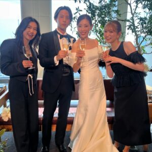 Yoshida Akari Instagram - 先日、大好きなお姉さまの結婚式に🤍🤍
もう5年以上かな？通い続けてる
眉毛サロン @emaymie_official の
オーナー様 @mami_saisu さんの結婚式でした💒
.
私の眉毛はまみさんいないと
もう無理だし、ご飯連れってもらったり
私と @helloimmii のうるさいコンビに
優しくしてくれる大好きなお姉ちゃんです🩷☺️
.
私の結婚、ミィの誕生日、まみさんの結婚式と
ハッピーガール集合の日でした😍
.
改めておめでとうございます🍾
本当に綺麗でした🥹🩷
旦那様もとっても素敵な方で憧れの夫婦です🩷
末長くお幸せに❤️
.
お呼ばれコーデは
@snidel_official に🖤
@anchelion のアクセたくさんつけたよ🤍
新作のイヤカフ可愛い🩷
