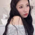 Yoshida Akari Instagram – 髪の毛ちょっとピンクとパープルいれた🩷💜
眉毛はうぶい感じ。まつ毛涙袋はしっかり。
唇はちゅるるん。が今の気分。
髪はスーパーロングをウェーブにするのが好き。
ネイルは伸びすぎやけどラメグラデやから大丈夫。
.
@anchelion 
カチューシャ今月発売予定🤍🤍
ピアスとネックレスは発売中🤍🤍
.
#anchelion