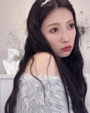 Yoshida Akari Instagram - 髪の毛ちょっとピンクとパープルいれた🩷💜
眉毛はうぶい感じ。まつ毛涙袋はしっかり。
唇はちゅるるん。が今の気分。
髪はスーパーロングをウェーブにするのが好き。
ネイルは伸びすぎやけどラメグラデやから大丈夫。
.
@anchelion 
カチューシャ今月発売予定🤍🤍
ピアスとネックレスは発売中🤍🤍
.
#anchelion