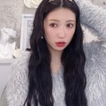 Yoshida Akari Instagram – 髪の毛ちょっとピンクとパープルいれた🩷💜
眉毛はうぶい感じ。まつ毛涙袋はしっかり。
唇はちゅるるん。が今の気分。
髪はスーパーロングをウェーブにするのが好き。
ネイルは伸びすぎやけどラメグラデやから大丈夫。
.
@anchelion 
カチューシャ今月発売予定🤍🤍
ピアスとネックレスは発売中🤍🤍
.
#anchelion