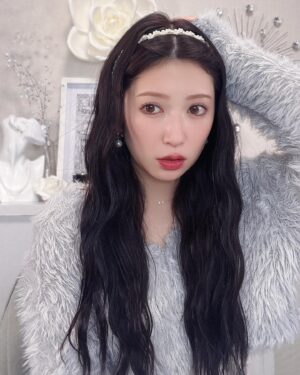 Yoshida Akari Instagram - 髪の毛ちょっとピンクとパープルいれた🩷💜
眉毛はうぶい感じ。まつ毛涙袋はしっかり。
唇はちゅるるん。が今の気分。
髪はスーパーロングをウェーブにするのが好き。
ネイルは伸びすぎやけどラメグラデやから大丈夫。
.
@anchelion 
カチューシャ今月発売予定🤍🤍
ピアスとネックレスは発売中🤍🤍
.
#anchelion