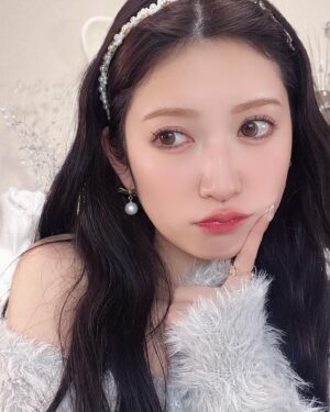 Yoshida Akari Instagram - 髪の毛ちょっとピンクとパープルいれた🩷💜
眉毛はうぶい感じ。まつ毛涙袋はしっかり。
唇はちゅるるん。が今の気分。
髪はスーパーロングをウェーブにするのが好き。
ネイルは伸びすぎやけどラメグラデやから大丈夫。
.
@anchelion 
カチューシャ今月発売予定🤍🤍
ピアスとネックレスは発売中🤍🤍
.
#anchelion