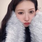 Yoshida Akari Instagram – 髪の毛ちょっとピンクとパープルいれた🩷💜
眉毛はうぶい感じ。まつ毛涙袋はしっかり。
唇はちゅるるん。が今の気分。
髪はスーパーロングをウェーブにするのが好き。
ネイルは伸びすぎやけどラメグラデやから大丈夫。
.
@anchelion 
カチューシャ今月発売予定🤍🤍
ピアスとネックレスは発売中🤍🤍
.
#anchelion