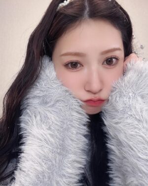 Yoshida Akari Instagram - 髪の毛ちょっとピンクとパープルいれた🩷💜
眉毛はうぶい感じ。まつ毛涙袋はしっかり。
唇はちゅるるん。が今の気分。
髪はスーパーロングをウェーブにするのが好き。
ネイルは伸びすぎやけどラメグラデやから大丈夫。
.
@anchelion 
カチューシャ今月発売予定🤍🤍
ピアスとネックレスは発売中🤍🤍
.
#anchelion
