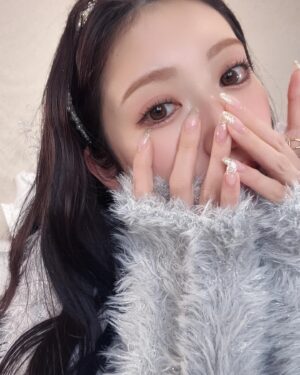 Yoshida Akari Instagram - 髪の毛ちょっとピンクとパープルいれた🩷💜
眉毛はうぶい感じ。まつ毛涙袋はしっかり。
唇はちゅるるん。が今の気分。
髪はスーパーロングをウェーブにするのが好き。
ネイルは伸びすぎやけどラメグラデやから大丈夫。
.
@anchelion 
カチューシャ今月発売予定🤍🤍
ピアスとネックレスは発売中🤍🤍
.
#anchelion