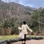 Yoshida Akari Instagram - 時差投稿🙇 2月はめちゃくちゃハードスケジュールの中 一泊二日の箱根旅行もしてました🤣❤️笑 NMB48の同期の @rikakishino_official と👯‍♀️ . 金乃竹に泊まった❤️ なんと運が良くてお部屋グレードアップして下さいました🥰 . NMBの頃は夏休みとか 東京のホテルで20泊以上するとかよくあったんだけど いつも相部屋は里香ちゃんやったから もうなんか懐かしくて🤣 部屋着いた2人して瞬間カバンからもの全部出して 自分のスペース作ってく感じとか ひたすら喋ってたと思えば、急に2人とも無言になって 好きなことしてる感じとか 10年前から変わってなかった😂😂 . あの頃の感覚はすぐ取り戻してました👍 . ただ会話の内容が大人になってて 随分と時が経ったんだな〜なんて思いながら 美味しいご飯食べてお部屋の露天風呂に何回も入って ずーっとゴロゴロしてリフレッシュできました☺️ . 素敵なお宿でした❤️絶対また行きたい💓 . #あかりか 次は何する？😉