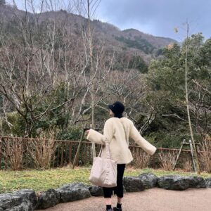 Yoshida Akari Instagram - 時差投稿🙇 2月はめちゃくちゃハードスケジュールの中 一泊二日の箱根旅行もしてました🤣❤️笑 NMB48の同期の @rikakishino_official と👯‍♀️ . 金乃竹に泊まった❤️ なんと運が良くてお部屋グレードアップして下さいました🥰 . NMBの頃は夏休みとか 東京のホテルで20泊以上するとかよくあったんだけど いつも相部屋は里香ちゃんやったから もうなんか懐かしくて🤣 部屋着いた2人して瞬間カバンからもの全部出して 自分のスペース作ってく感じとか ひたすら喋ってたと思えば、急に2人とも無言になって 好きなことしてる感じとか 10年前から変わってなかった😂😂 . あの頃の感覚はすぐ取り戻してました👍 . ただ会話の内容が大人になってて 随分と時が経ったんだな〜なんて思いながら 美味しいご飯食べてお部屋の露天風呂に何回も入って ずーっとゴロゴロしてリフレッシュできました☺️ . 素敵なお宿でした❤️絶対また行きたい💓 . #あかりか 次は何する？😉