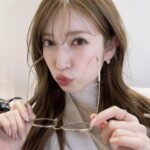 Yoshida Akari Instagram - @resee.official コラボメガネのイベントでした👓🤍 . お越しいただいた皆様ありがとうございました♪ メガネたくさん使ってね🤓🎀 . 今日は　@chim__63 メイク❣️ 神の手にかかれば昨日夜中マクド食べて顔パンパンで 朝を迎えても可愛くなる🫣🩷笑 . マジでダイエットしなきゃ日に日にムチムチ？笑