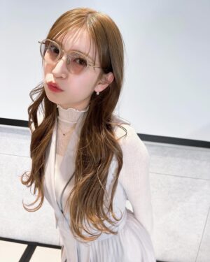 Yoshida Akari Instagram - @resee.official コラボメガネのイベントでした👓🤍
.
お越しいただいた皆様ありがとうございました♪
メガネたくさん使ってね🤓🎀
.
今日は　@chim__63 メイク❣️
神の手にかかれば昨日夜中マクド食べて顔パンパンで
朝を迎えても可愛くなる🫣🩷笑
.
マジでダイエットしなきゃ日に日にムチムチ？笑