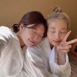 Yoshida Akari Instagram - 時差投稿🙇
2月はめちゃくちゃハードスケジュールの中
一泊二日の箱根旅行もしてました🤣❤️笑
NMB48の同期の @rikakishino_official と👯‍♀️
.
金乃竹に泊まった❤️
なんと運が良くてお部屋グレードアップして下さいました🥰
.
NMBの頃は夏休みとか
東京のホテルで20泊以上するとかよくあったんだけど
いつも相部屋は里香ちゃんやったから
もうなんか懐かしくて🤣
部屋着いた2人して瞬間カバンからもの全部出して
自分のスペース作ってく感じとか
ひたすら喋ってたと思えば、急に2人とも無言になって
好きなことしてる感じとか
10年前から変わってなかった😂😂
.
あの頃の感覚はすぐ取り戻してました👍
.
ただ会話の内容が大人になってて
随分と時が経ったんだな〜なんて思いながら
美味しいご飯食べてお部屋の露天風呂に何回も入って
ずーっとゴロゴロしてリフレッシュできました☺️
.
素敵なお宿でした❤️絶対また行きたい💓
.
#あかりか 次は何する？😉