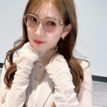 Yoshida Akari Instagram - @resee.official コラボメガネのイベントでした👓🤍 . お越しいただいた皆様ありがとうございました♪ メガネたくさん使ってね🤓🎀 . 今日は　@chim__63 メイク❣️ 神の手にかかれば昨日夜中マクド食べて顔パンパンで 朝を迎えても可愛くなる🫣🩷笑 . マジでダイエットしなきゃ日に日にムチムチ？笑