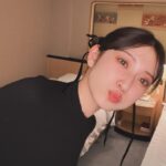 Yoshida Akari Instagram – #アカリン最初で最後の写真集 🖤🖤🖤
私のお気に入りショット
お尻と背中のケアとトレーニング頑張った🏋️
#peach #rouge 2冊同時発売中