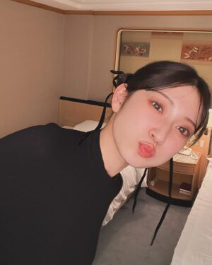 Yoshida Akari Instagram - #アカリン最初で最後の写真集 🖤🖤🖤
私のお気に入りショット
お尻と背中のケアとトレーニング頑張った🏋️

#peach #rouge 2冊同時発売中
