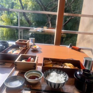 Yoshida Akari Instagram - 時差投稿🙇
2月はめちゃくちゃハードスケジュールの中
一泊二日の箱根旅行もしてました🤣❤️笑
NMB48の同期の @rikakishino_official と👯‍♀️
.
金乃竹に泊まった❤️
なんと運が良くてお部屋グレードアップして下さいました🥰
.
NMBの頃は夏休みとか
東京のホテルで20泊以上するとかよくあったんだけど
いつも相部屋は里香ちゃんやったから
もうなんか懐かしくて🤣
部屋着いた2人して瞬間カバンからもの全部出して
自分のスペース作ってく感じとか
ひたすら喋ってたと思えば、急に2人とも無言になって
好きなことしてる感じとか
10年前から変わってなかった😂😂
.
あの頃の感覚はすぐ取り戻してました👍
.
ただ会話の内容が大人になってて
随分と時が経ったんだな〜なんて思いながら
美味しいご飯食べてお部屋の露天風呂に何回も入って
ずーっとゴロゴロしてリフレッシュできました☺️
.
素敵なお宿でした❤️絶対また行きたい💓
.
#あかりか 次は何する？😉