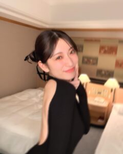 Yoshida Akari Instagram - #アカリン最初で最後の写真集 🖤🖤🖤 私のお気に入りショット お尻と背中のケアとトレーニング頑張った🏋️ #peach #rouge 2冊同時発売中