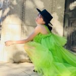 Yoshida Akari Instagram - 珍しい感じの衣装❤️💚 🥬🌶️？笑 #rouge #peach #アカリン最初で最後の写真集 発売中❣️