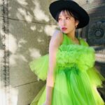 Yoshida Akari Instagram - 珍しい感じの衣装❤️💚 🥬🌶️？笑 #rouge #peach #アカリン最初で最後の写真集 発売中❣️
