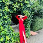 Yoshida Akari Instagram - 珍しい感じの衣装❤️💚 🥬🌶️？笑 #rouge #peach #アカリン最初で最後の写真集 発売中❣️