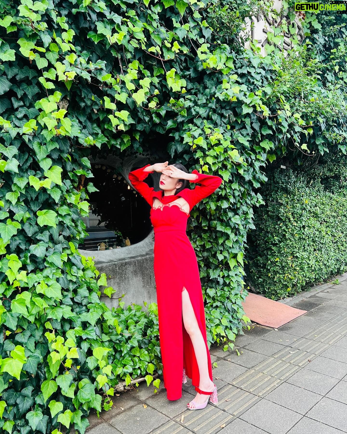Yoshida Akari Instagram - 珍しい感じの衣装❤️💚 🥬🌶️?笑 #rouge #peach #アカリン最初で最後の写真集 発売中❣️