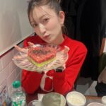Yoshida Akari Instagram - テンション上がって韓国で流行りの🐻帽子被ったり ❤️のユッケ食べたり、アカリン号乗ったり… vlogも撮ったし、さっき帰宅して購入品も撮影したので また載せますね〜！(お仕事の都合で1ヶ月後になりますが…) お楽しみに🤍 . #韓国