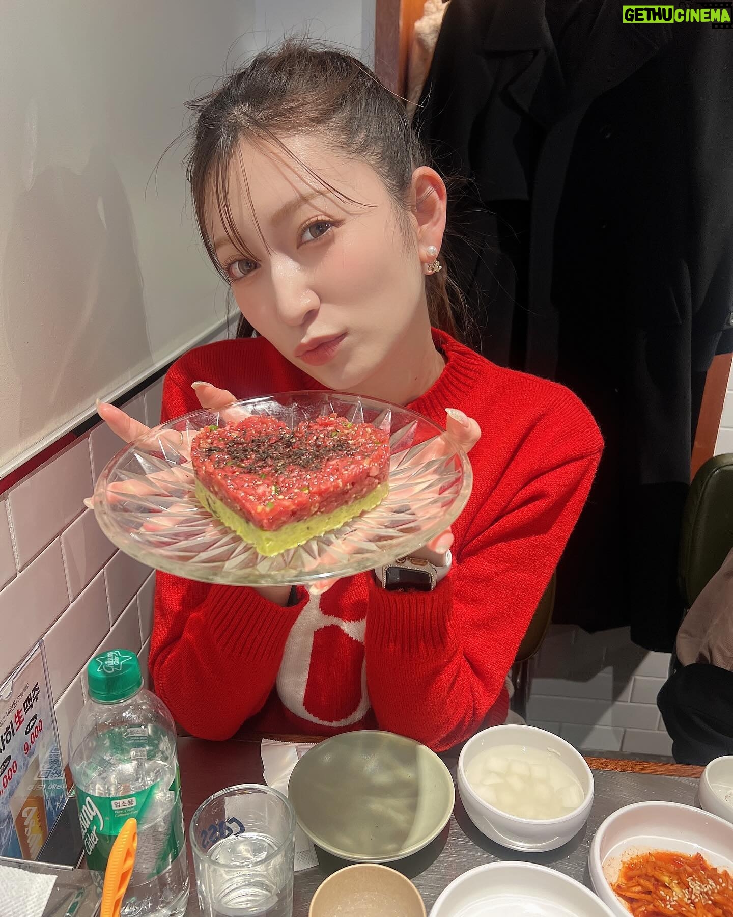 Yoshida Akari Instagram - テンション上がって韓国で流行りの🐻帽子被ったり ❤️のユッケ食べたり、アカリン号乗ったり… vlogも撮ったし、さっき帰宅して購入品も撮影したので また載せますね〜!(お仕事の都合で1ヶ月後になりますが…) お楽しみに🤍 . #韓国