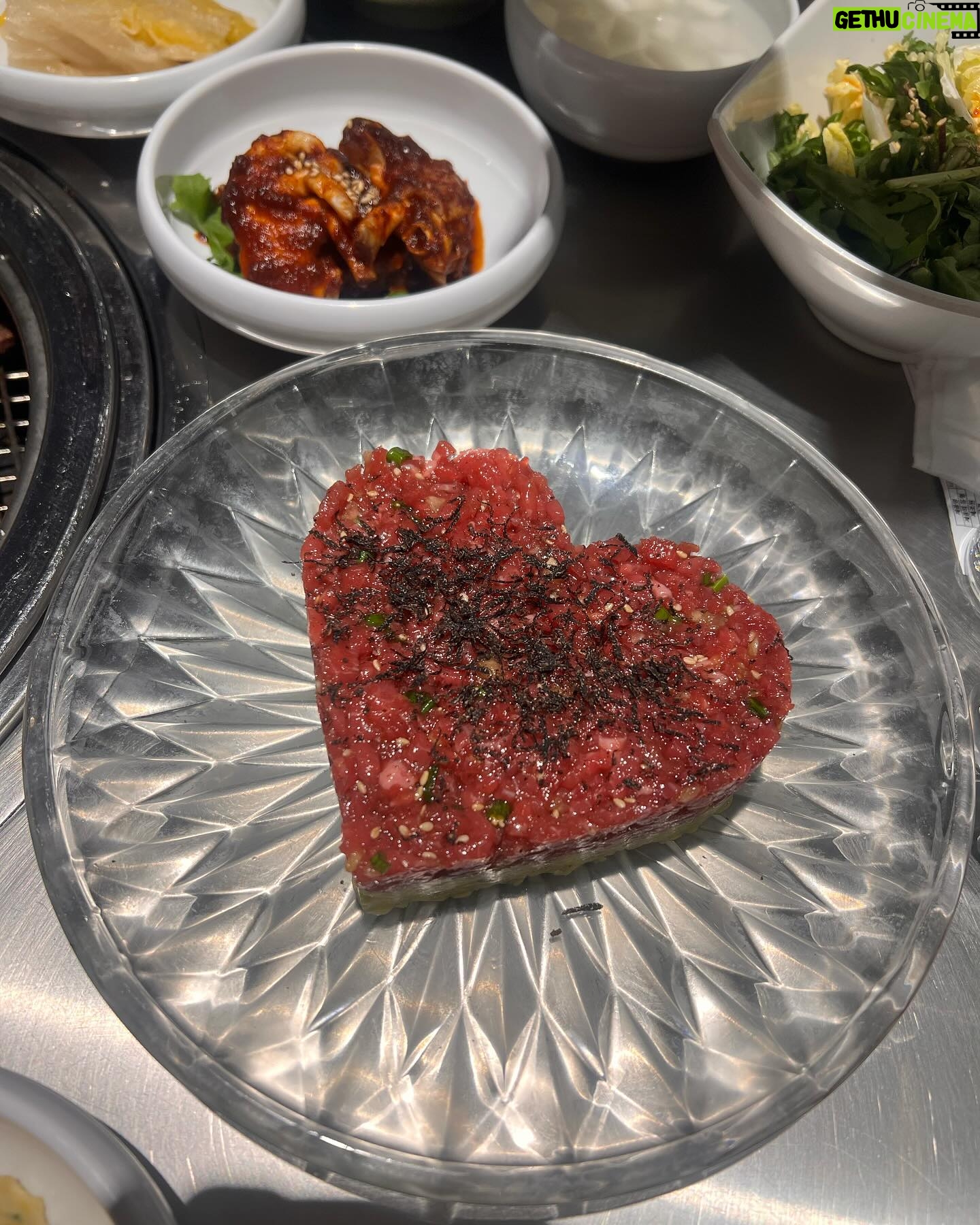 Yoshida Akari Instagram - テンション上がって韓国で流行りの🐻帽子被ったり ❤️のユッケ食べたり、アカリン号乗ったり… vlogも撮ったし、さっき帰宅して購入品も撮影したので また載せますね〜!(お仕事の都合で1ヶ月後になりますが…) お楽しみに🤍 . #韓国