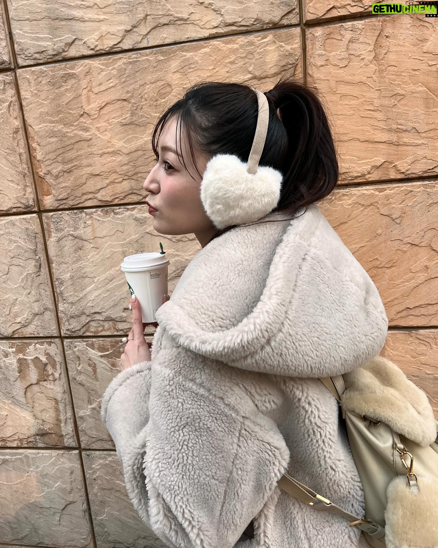 Yoshida Akari Instagram - テンション上がって韓国で流行りの🐻帽子被ったり ❤️のユッケ食べたり、アカリン号乗ったり… vlogも撮ったし、さっき帰宅して購入品も撮影したので また載せますね〜!(お仕事の都合で1ヶ月後になりますが…) お楽しみに🤍 . #韓国