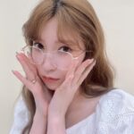 Yoshida Akari Instagram - プロデュースアクセサリーブランド @anchelion 🤍🩵 今日18時〜どんどん夏物出ます💖 . ヘアアクセが豊富だったり 初のサングラス、眼鏡が出たり…🩷 クリア系のアイテムも可愛いし オリジナルデザインもたくさん増えます🎀🎀 . 夏のファッションのアクセントに是非 取り入れてみてくださいね〜🧸🎈 . 今回も長井さんメイクがとーっても 可愛かったです🌈✨