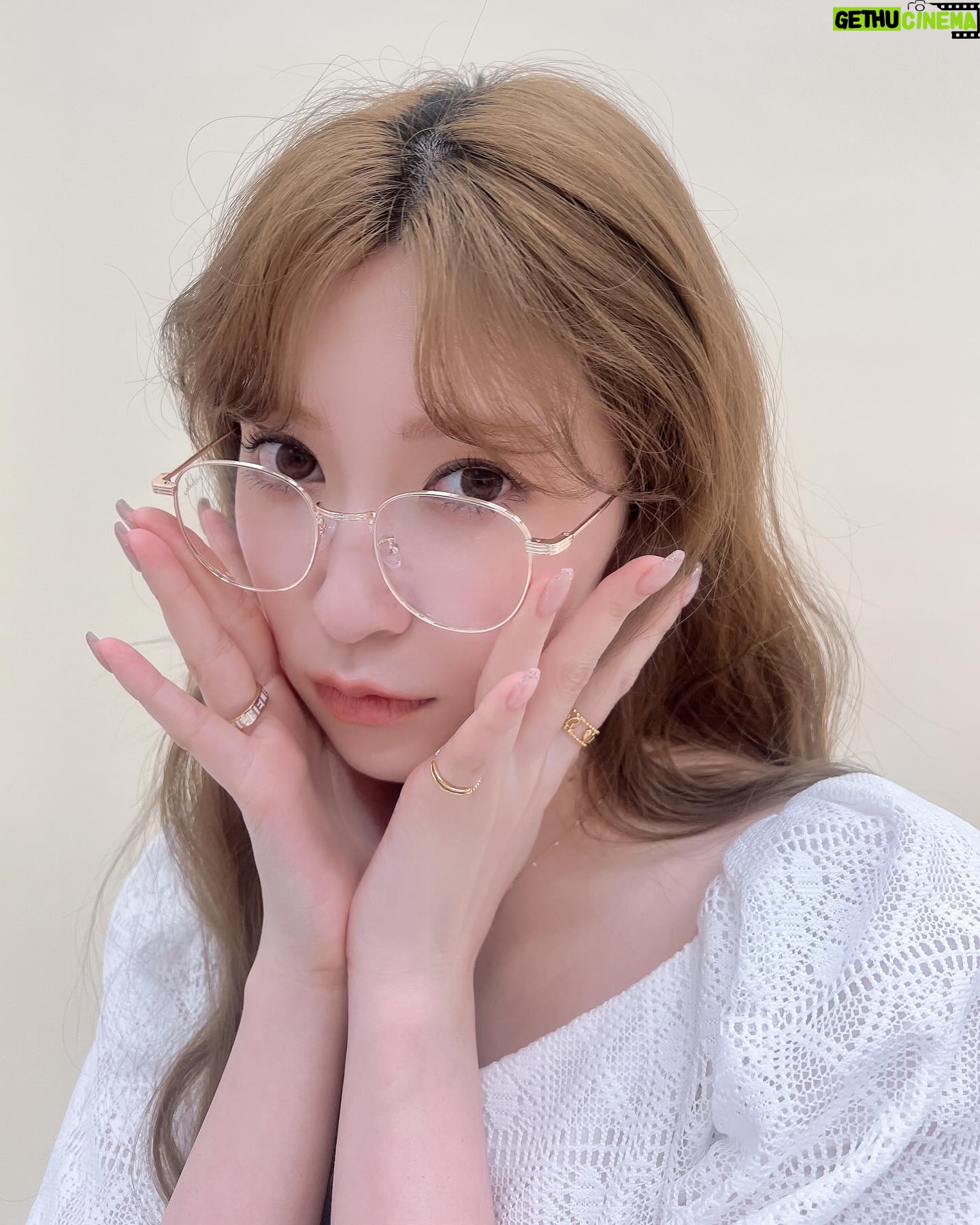Yoshida Akari Instagram - プロデュースアクセサリーブランド @anchelion 🤍🩵 今日18時〜どんどん夏物出ます💖 . ヘアアクセが豊富だったり 初のサングラス、眼鏡が出たり…🩷 クリア系のアイテムも可愛いし オリジナルデザインもたくさん増えます🎀🎀 . 夏のファッションのアクセントに是非 取り入れてみてくださいね〜🧸🎈 . 今回も長井さんメイクがとーっても 可愛かったです🌈✨