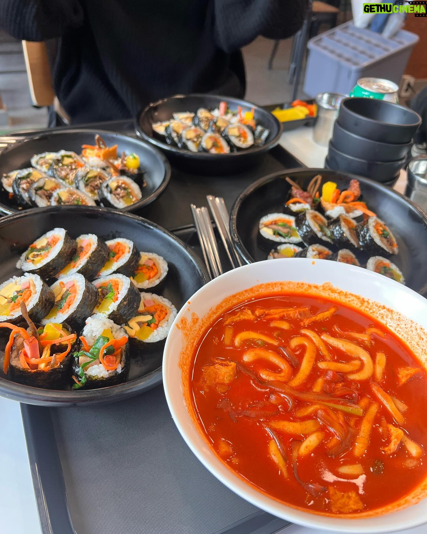 Yoshida Akari Instagram - テンション上がって韓国で流行りの🐻帽子被ったり ❤️のユッケ食べたり、アカリン号乗ったり… vlogも撮ったし、さっき帰宅して購入品も撮影したので また載せますね〜!(お仕事の都合で1ヶ月後になりますが…) お楽しみに🤍 . #韓国