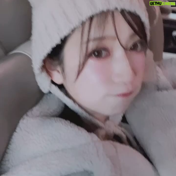 Yoshida Akari Instagram - テンション上がって韓国で流行りの🐻帽子被ったり ❤️のユッケ食べたり、アカリン号乗ったり… vlogも撮ったし、さっき帰宅して購入品も撮影したので また載せますね〜!(お仕事の都合で1ヶ月後になりますが…) お楽しみに🤍 . #韓国