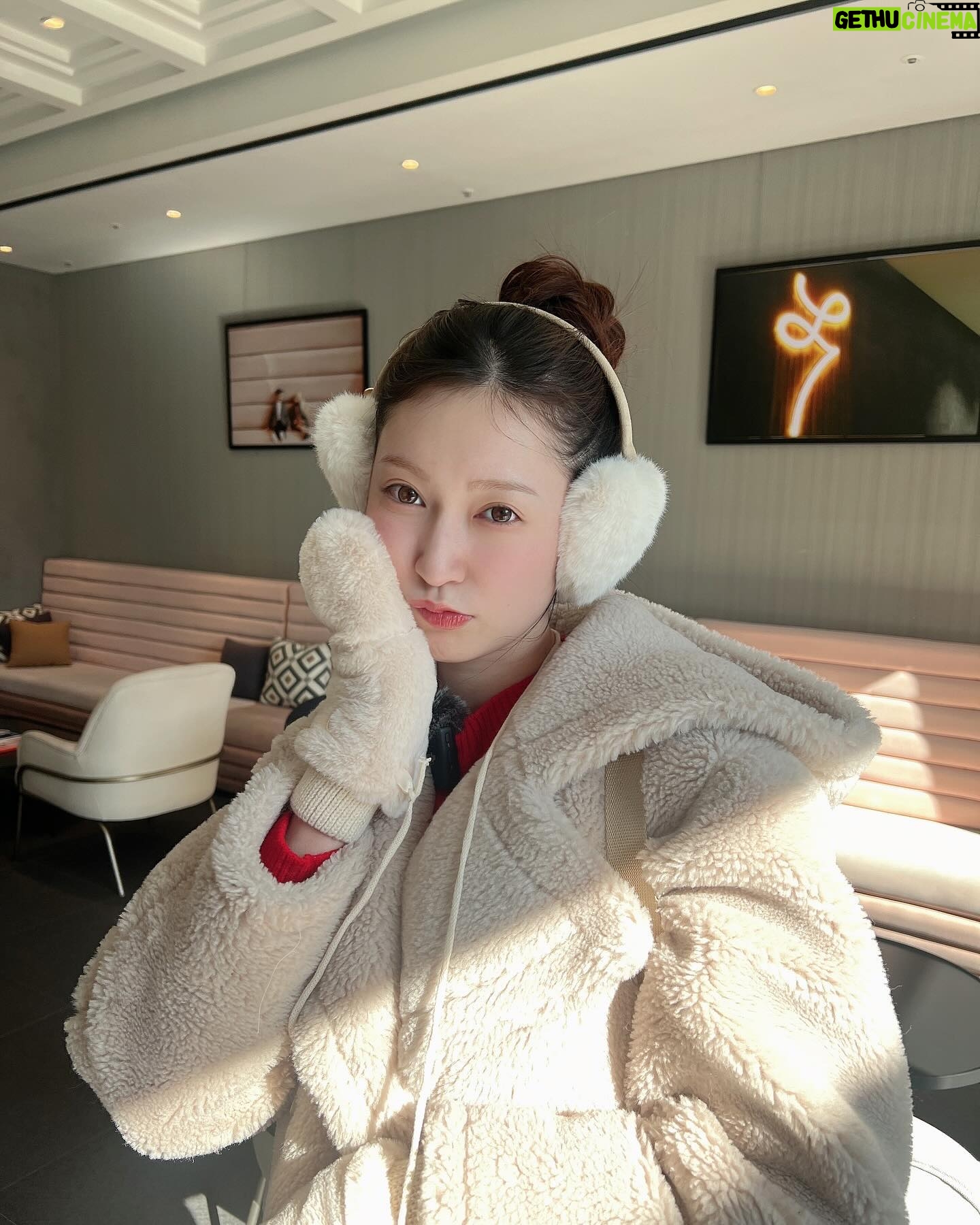 Yoshida Akari Instagram - 韓国出張でした🇰🇷❤️ ホテルは L7明洞💖可愛いホテルでした☺️ . 肌の調子が良くて1日目の午前中は すっぴんで過ごしました🩷 . 防寒コーデ❄️❄️ . #韓国 #韓国ホテル #明洞