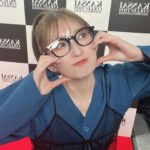 Yoshida Akari Instagram - @kansaicollection 2つ目のステージは @happyjohn_official 🖤 . 👓かけてかしこさんですな🤓🤓🤓