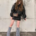 Yoshida Akari Instagram - 暖かくなってきたのでミニスカート履いちゃった🖤 でも夜は冷えるので薄手のアウターは必須ですね🖤 . @darich_official のデニムブーツ可愛い。 カンコレで着用させてもらってから 絶対私服にも合わせたいって思ってたの🩵🤍 . 他のお洋服タグづけしてます🏷️ . #ootd #fashion