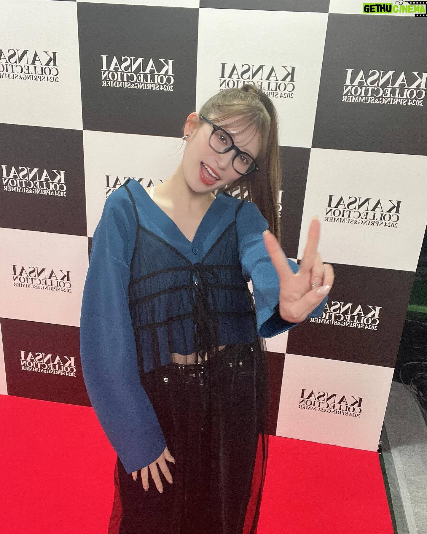 Yoshida Akari Instagram - @kansaicollection 2つ目のステージは @happyjohn_official 🖤 . 👓かけてかしこさんですな🤓🤓🤓