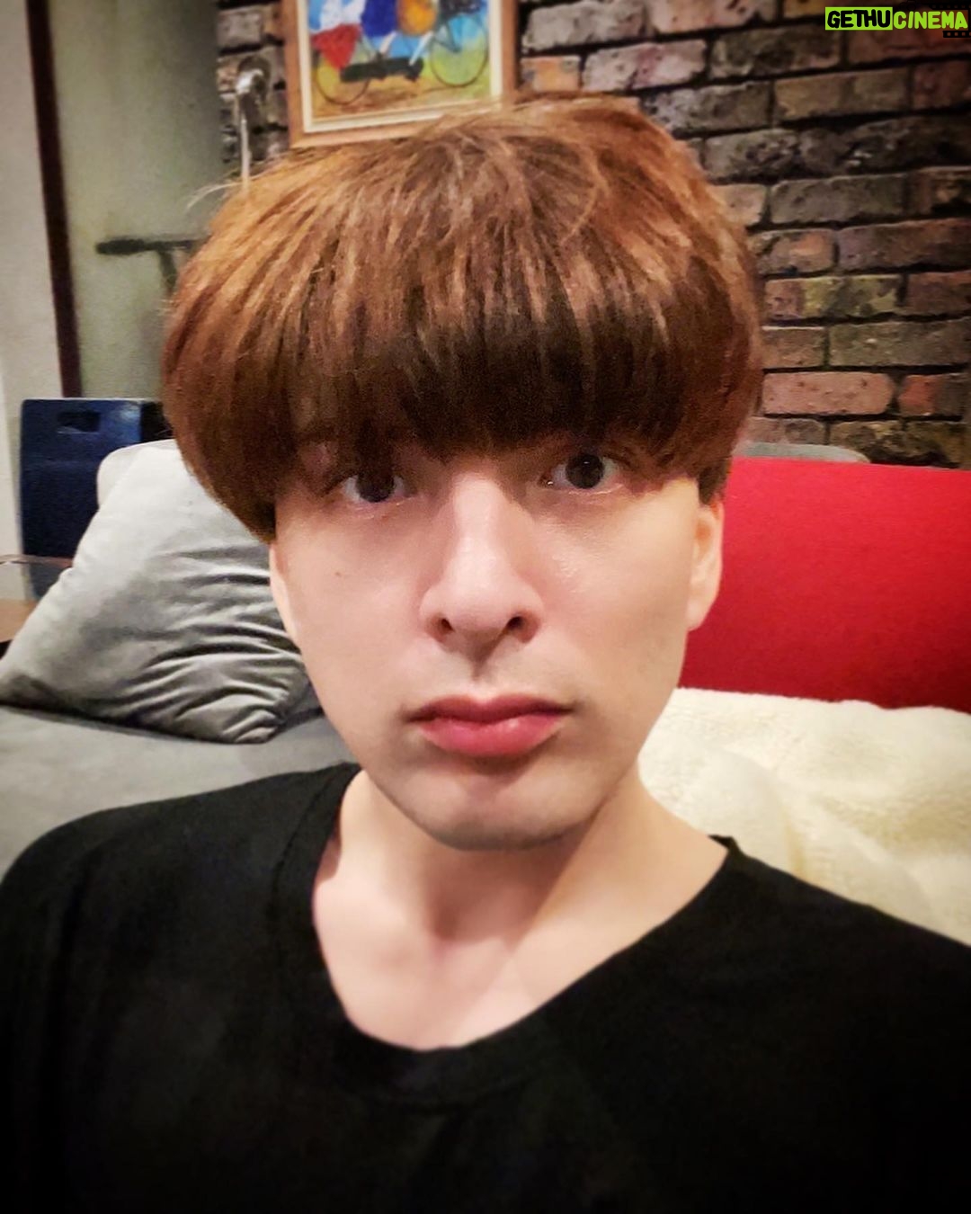 Yu Shirota Instagram - 22日の今日。 なんと22回目の公演でした!! ダブルゾロ目でなんだかおめでたいので、日頃のリクエストにお応えして、オフショットのローラとサイモン(完全オフ)をお届けします。 皆さんはどっちが好きかしら?笑 さぁ明日もFull outで☺︎ 劇場でお待ちしています!! #キンキーブーツ #kinkyboots #lola #simon #ローラ #見えちゃいけない物が多くてシャボン玉加工 #サイモン #というよりただの城田か #東京公演あと12回 !