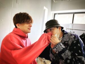 Yu Shirota Instagram - 遅ればせながら、、、
先日、36歳になりました。
いつも支えてくれて、本当にどうもありがとう☺︎

さて、2021年も残すところ1時間を切りました。
今年も大変お世話になりました。
TVで、オンラインで、全国のさまざまな劇場で、たくさんの素敵な時間を共有出来たこと、心から幸せに思います。
2022年も、様々なエンターテイメントを通して、最高の時間を一緒に過ごしたいと願っています。

来年も何卒よろしくお願いいたします。

良いお年をお迎えください☺︎

#2021年のオフショット #どのわたしが印象的かしら #まだいっぱいあるからまた新年に #良いお年を