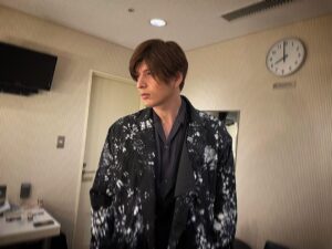 Yu Shirota Instagram - 遅ればせながら、、、
先日、36歳になりました。
いつも支えてくれて、本当にどうもありがとう☺︎

さて、2021年も残すところ1時間を切りました。
今年も大変お世話になりました。
TVで、オンラインで、全国のさまざまな劇場で、たくさんの素敵な時間を共有出来たこと、心から幸せに思います。
2022年も、様々なエンターテイメントを通して、最高の時間を一緒に過ごしたいと願っています。

来年も何卒よろしくお願いいたします。

良いお年をお迎えください☺︎

#2021年のオフショット #どのわたしが印象的かしら #まだいっぱいあるからまた新年に #良いお年を