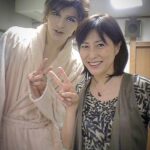 Yu Shirota Instagram – 岡江さんの訃報を知り、これを全く受け入れることが出来ず、どう言葉にしていいかもわからないまま、半日ほど過ごしていました。

少しだけ書かせていただきます。

僕がまだ18歳だった頃、オーディションで初めて掴んだレギュラー番組”はなまるマーケット”のエプロン隊。
まだほとんどテレビに出たこともなく、おまけに毎日生放送という重圧も重なり、ガチガチに緊張していた中、毎朝、笑顔で元気に「おはよう！」と声をかけて下さった岡江さん。
その優しさ、暖かさにどれだけ助けられていたことか、、
1年間ご一緒した”はなまる”を卒業してからも、僕の出演する舞台を観に来て下さったり、会う度にいつも応援して下さっていた岡江さん。母からもらうような温かい愛をたくさんいただきました。

未だにこの事実を信じたくありません。
このままお別れも出来ないなんて悲しすぎます。
ご家族の皆様、長年苦楽を共にされてきた関係者の皆様の無念、痛みは計り知れません。
今はただただこのウィルスが憎いです。

岡江さん
たくさんの愛を、優しさを、本当にありがとうございました。大好きです。
どうか、ゆっくり休んで下さい。
心から御冥福をお祈り致します。