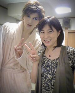 Yu Shirota Instagram - 岡江さんの訃報を知り、これを全く受け入れることが出来ず、どう言葉にしていいかもわからないまま、半日ほど過ごしていました。 少しだけ書かせていただきます。 僕がまだ18歳だった頃、オーディションで初めて掴んだレギュラー番組”はなまるマーケット”のエプロン隊。 まだほとんどテレビに出たこともなく、おまけに毎日生放送という重圧も重なり、ガチガチに緊張していた中、毎朝、笑顔で元気に「おはよう！」と声をかけて下さった岡江さん。 その優しさ、暖かさにどれだけ助けられていたことか、、 1年間ご一緒した”はなまる”を卒業してからも、僕の出演する舞台を観に来て下さったり、会う度にいつも応援して下さっていた岡江さん。母からもらうような温かい愛をたくさんいただきました。 未だにこの事実を信じたくありません。 このままお別れも出来ないなんて悲しすぎます。 ご家族の皆様、長年苦楽を共にされてきた関係者の皆様の無念、痛みは計り知れません。 今はただただこのウィルスが憎いです。 岡江さん たくさんの愛を、優しさを、本当にありがとうございました。大好きです。 どうか、ゆっくり休んで下さい。 心から御冥福をお祈り致します。