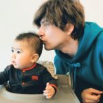 Yu Shirota Instagram - あけましておめでとうございます。 #2020年初投稿 #噂の太郎さんだよ #後ろに迫るおじさんに気付く流れを #母と兄の2アングルで #4コマ漫画風にお届けします #オチはムービーでどうぞ #全然なつかれない #それでもおじさんは諦めない #甥っ子 #赤ちゃん #baby #bebe #tio #sobrino #nephew #uncle #2020年もよろしくお願いします