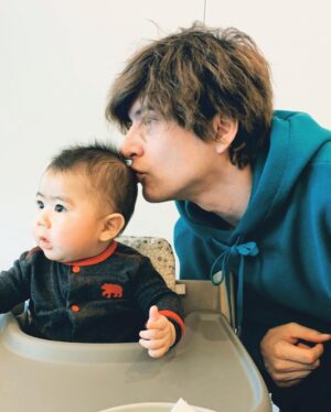 Yu Shirota Instagram - あけましておめでとうございます。

#2020年初投稿 #噂の太郎さんだよ #後ろに迫るおじさんに気付く流れを #母と兄の2アングルで #4コマ漫画風にお届けします #オチはムービーでどうぞ #全然なつかれない #それでもおじさんは諦めない #甥っ子 #赤ちゃん #baby #bebe #tio #sobrino #nephew #uncle #2020年もよろしくお願いします
