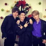 Yu Shirota Instagram – J&U&H

#忙しいグループ名だな #新メンバーが加わりました #平均年齢を2歳くらい下げてくれた #今度はこの3人で何かやりたいね #fns歌謡祭 #ジェジュン #三浦春馬 #城田優